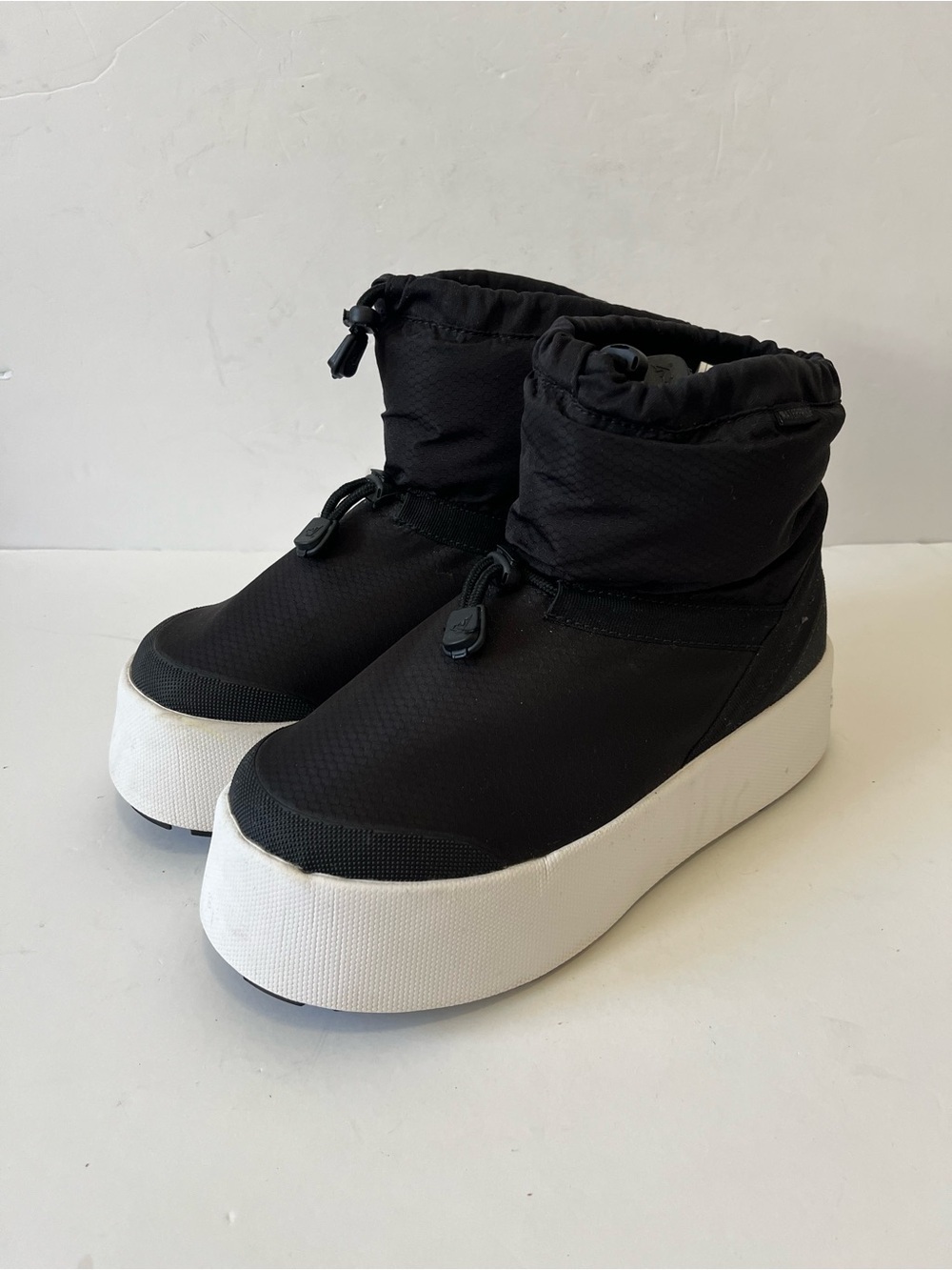 Baffin Tornio Black Puffer Waterproof Platform Boots Women's Size 9